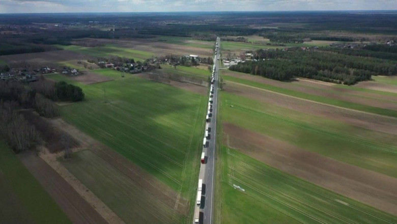 Imagine Stire Coloană de 80 de kilometri la granița dintre Polonia și Belarus. Camioanele trebuie să părăsească urgent Uniunea Europeană | 2review.ro