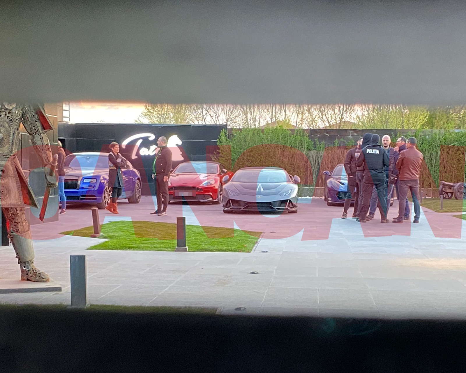 Autoritățile au intrat în curtea casei în care locuiesc frații Tate