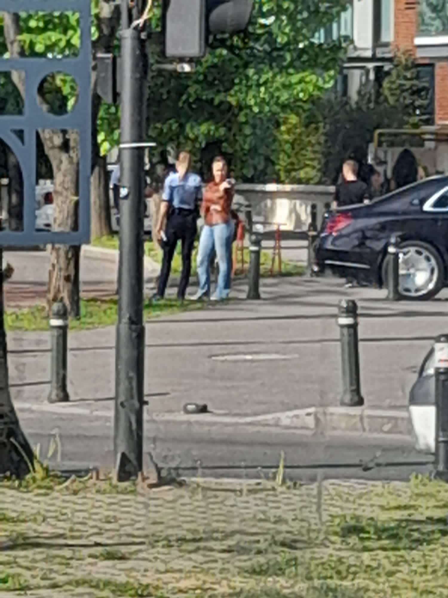 Anamaria Prodan stă de vorbă cu oamenii legii (Foto: CANCAN.RO)