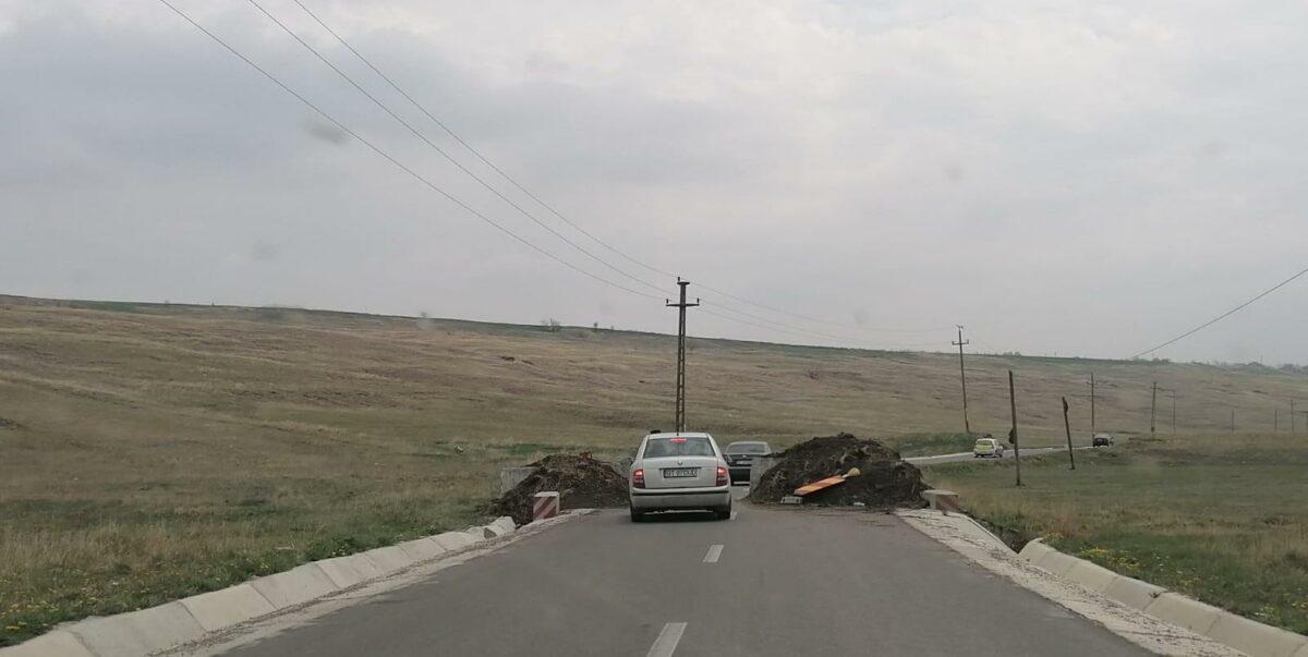 Gestul incredibil făcut de Primăria din Botoșani. Au baricadat cu pământ și beton o șosea
