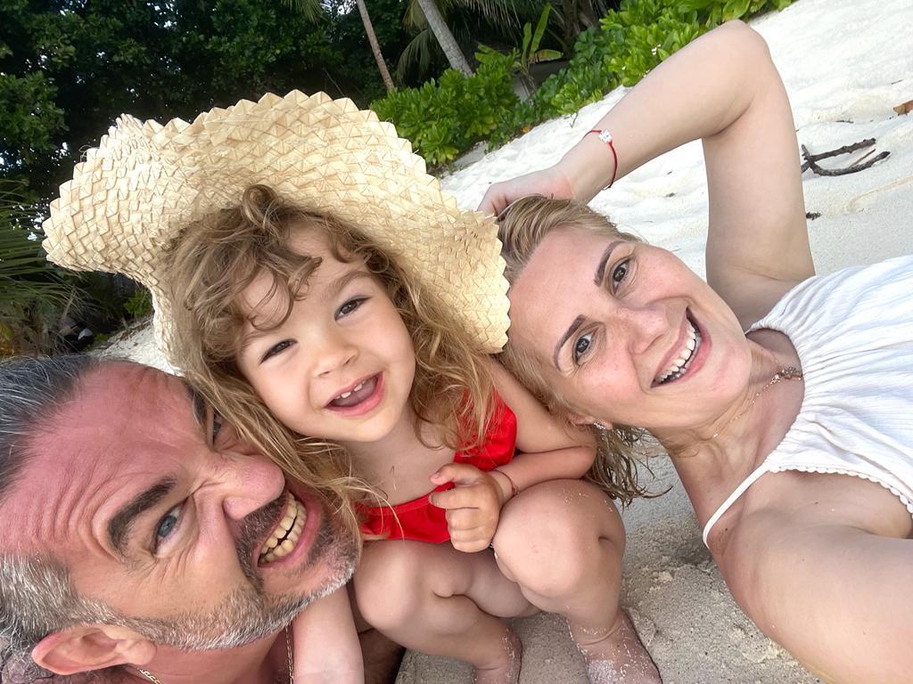 Imagine Stire Alessandra Stoicescu, vacanţă de vis alături de familie pe o plajă din Seychelles. Imagini în premieră! | 2review.ro