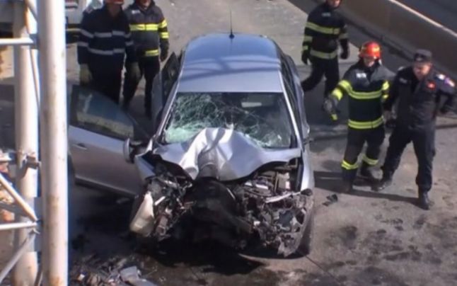Se întâmplă în România! Un șofer ar fi intrat intenționat cu mașina într-un cap de pod, ca să își ucidă fosta soție