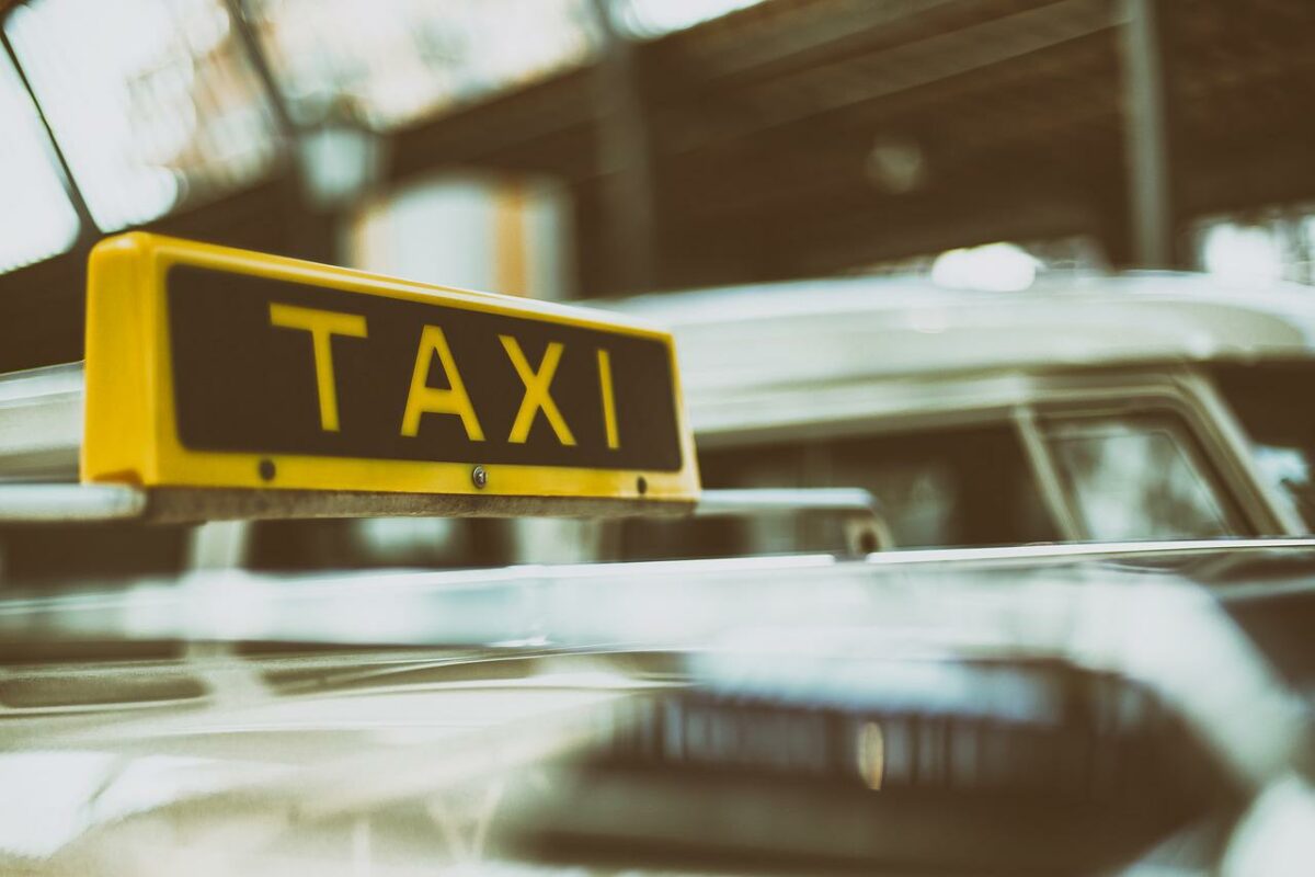 Au venit în vacanță în România, dar și-au uitat geanta cu acte și bani în taxi. Nu le-a venit să creadă ce a făcut șoferul a doua zi