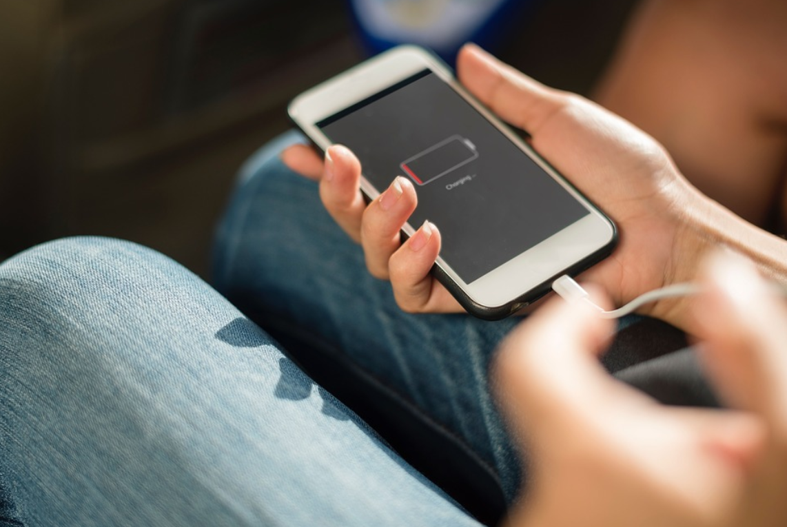 Cum sa îţi încarci telefonul când rămâi fără curent electric? Trucul care funcţionează indiferent dacă ai Android sau iPhone