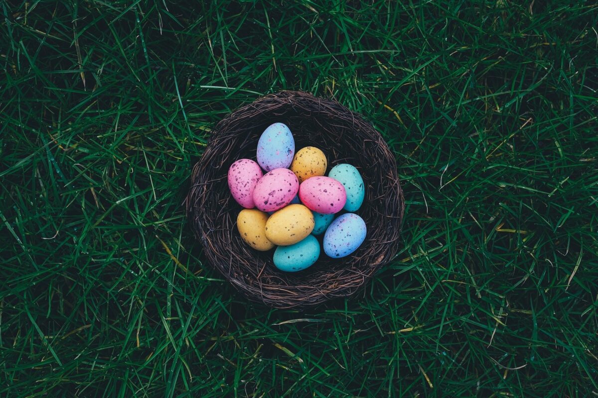 Tradiții și obiceiuri în a doua zi de Paște. Ce se întâmplă dacă păstrezi un ou roșu timp de 40 de zile