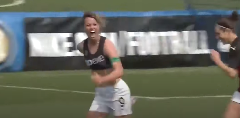 Incredibil! Și-a dat tricoul jos după ce a dat gol la fotbal… feminin