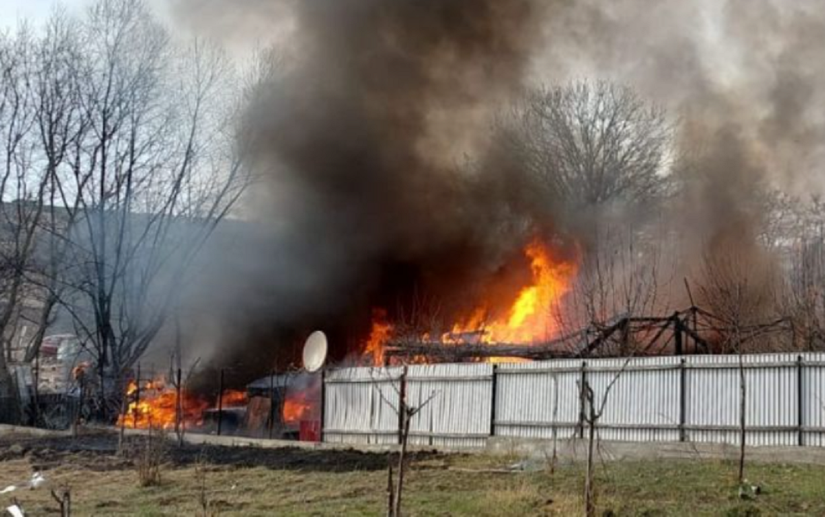 O mamă și trei copii au rămas pe drumuri după ce casa le-a luat foc. Gestul incredibil făcut de pompierul care a stins focul