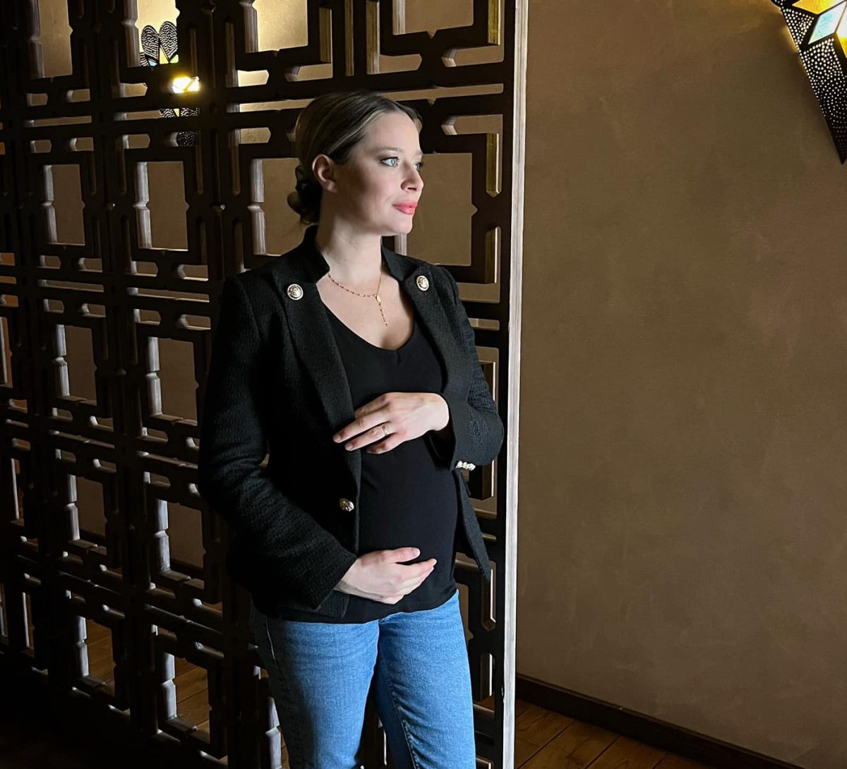 Imagine Stire Laura Cosoi, umilită după ce s-a afişat aşa, cu burtica de gravidă! Ce au putut să-i reproşeze oamenii | 2review.ro