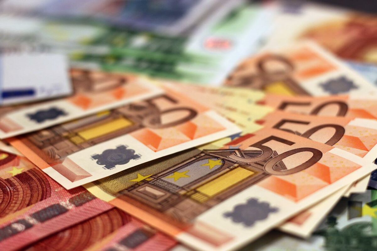 Salariu de peste 1.000 de euro pe lună în România, fără diplomă de BAC! Sunt multe locuri disponibile