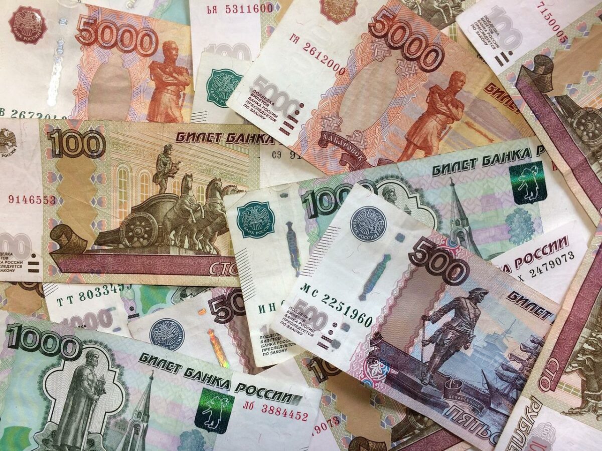 Curs valutar 27 aprilie 2022. Ce s-a întâmplat astăzi cu rubla rusească