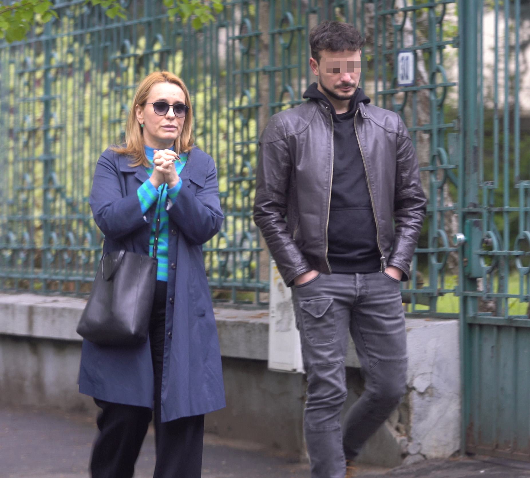 Andreea Esca și amicul tinerel se plimbă pe Strada Paris (Foto: CANCAN.RO)