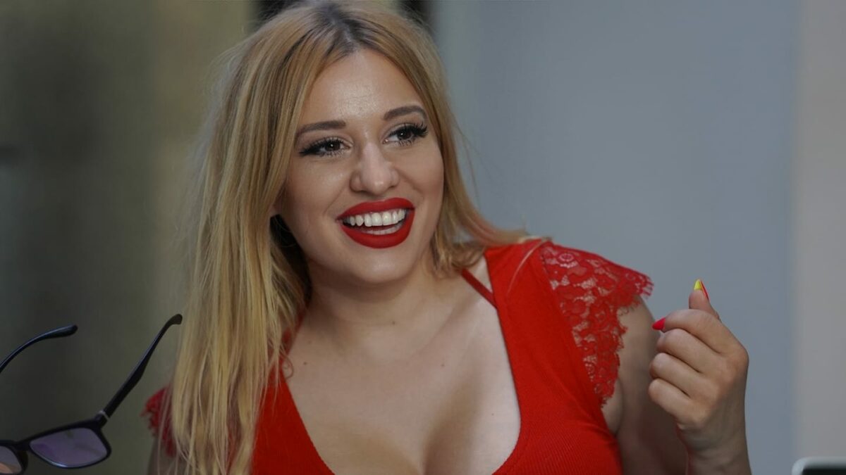 Imagine Stire Anisia Gafton a rămas și ea fără haine! Actriței i-a picat prosopul, în timp ce alerga spre mâncare: ”Nici nu mai conta că s-a văzut vuvuzela” | 2review.ro