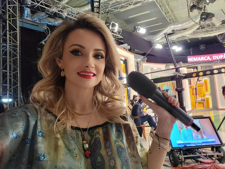 Imagine Stire Cine este, de fapt, Amalia Bellantoni? Din ce face bani „rivala” Mirelei Vaida de la Acces Direct | 2review.ro