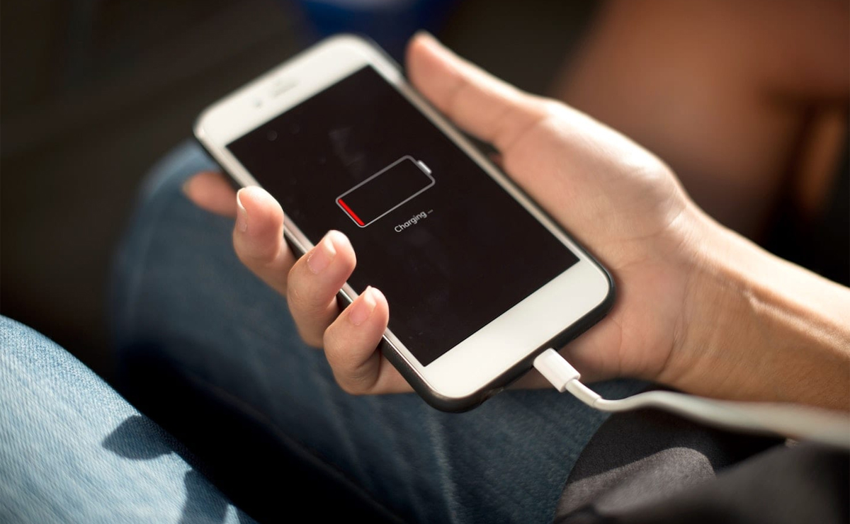 Ce faci dacă ai rămas cu 0% baterie la smartphone și nu gasești priză. Cum îți poți încărca telefonul folosind acest truc