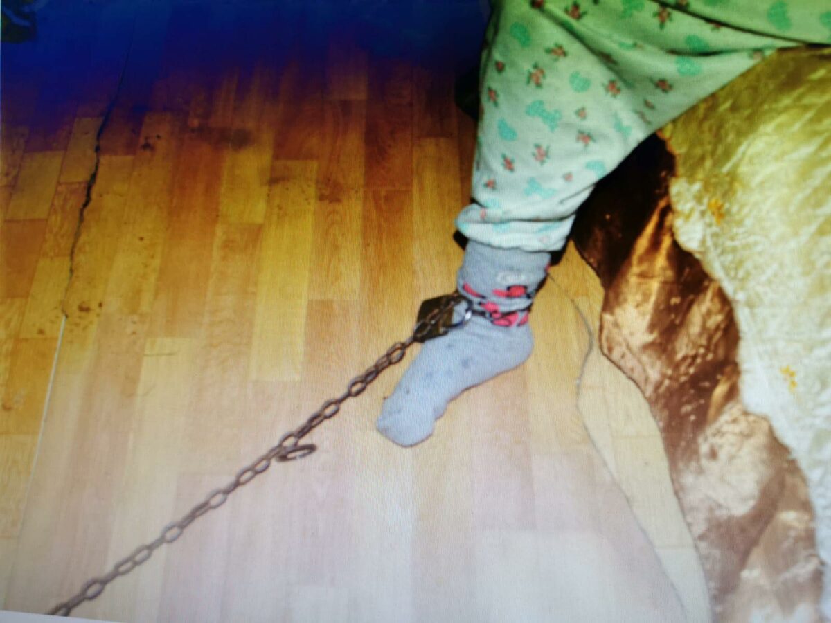 Și-a legat nepoata cu lanțul de pat! Femeia din Dolj, în arest