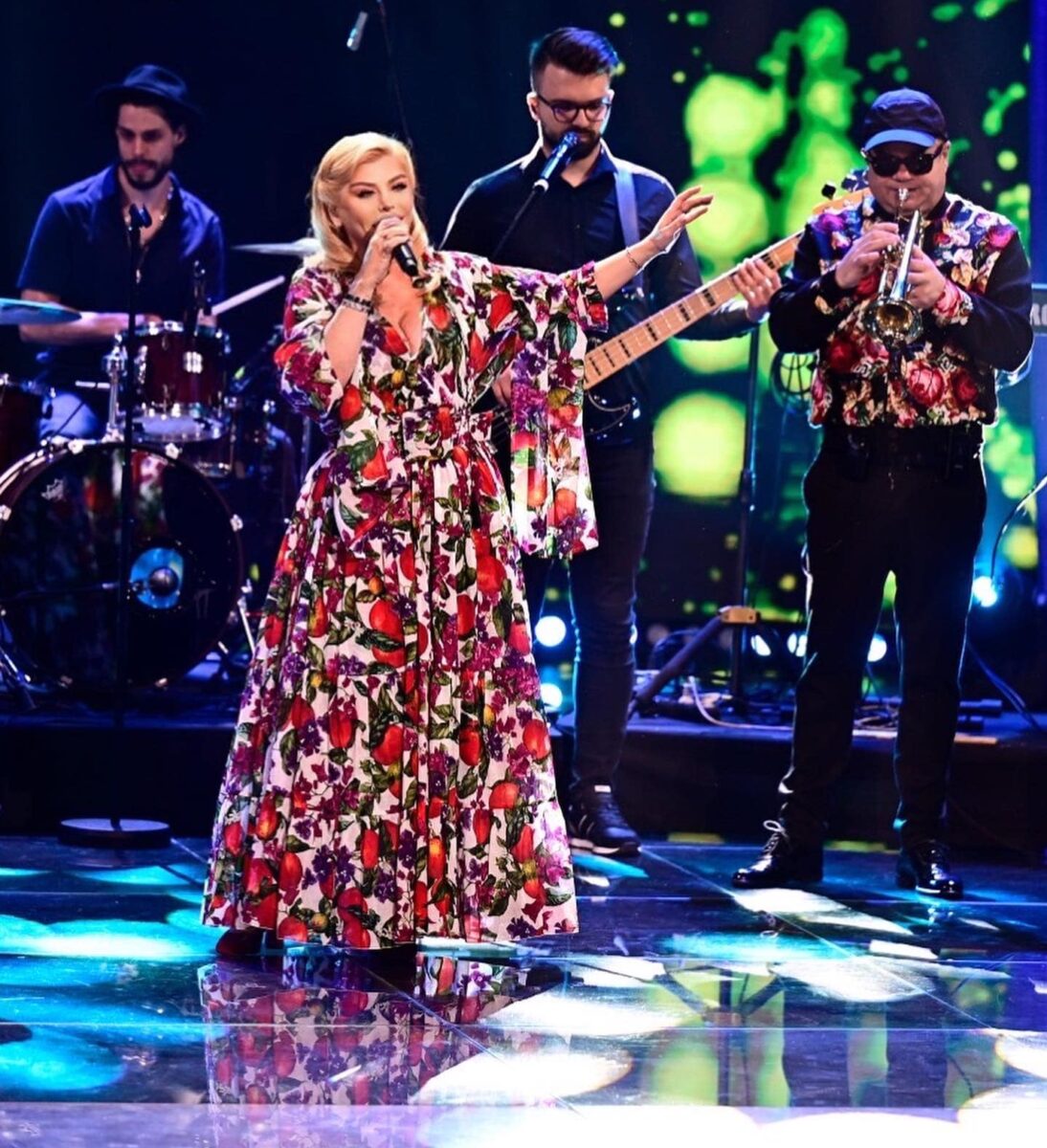 Imagine Stire Loredana și prietenii ei în concert caritabil de ziua ei Connect-R, Oana Sîrbu și Natanticu alături de artistă pentru copiii de la Pediatrie Pitești | 2review.ro