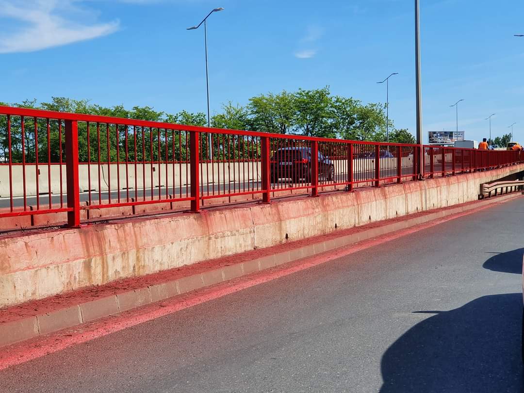 ”Dorel în acțiune” într-o zonă aglomerată a Capitalei. Ce au pățit șoferii din zonă, după ce muncitorii au reînnoit una dintre balustradele podului Otopeni