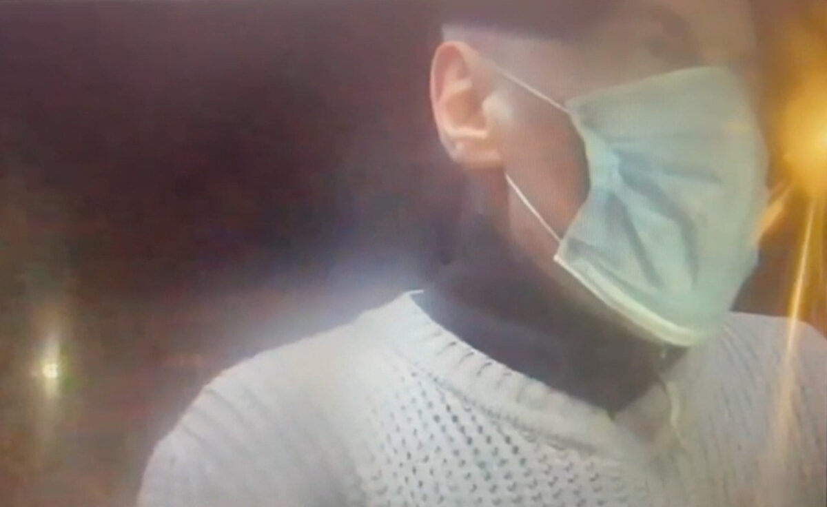 Bărbatul din imagine este căutat de poliție după ce a furat un portofel și a folosit cardurile pentru a scoate banii din bancomat