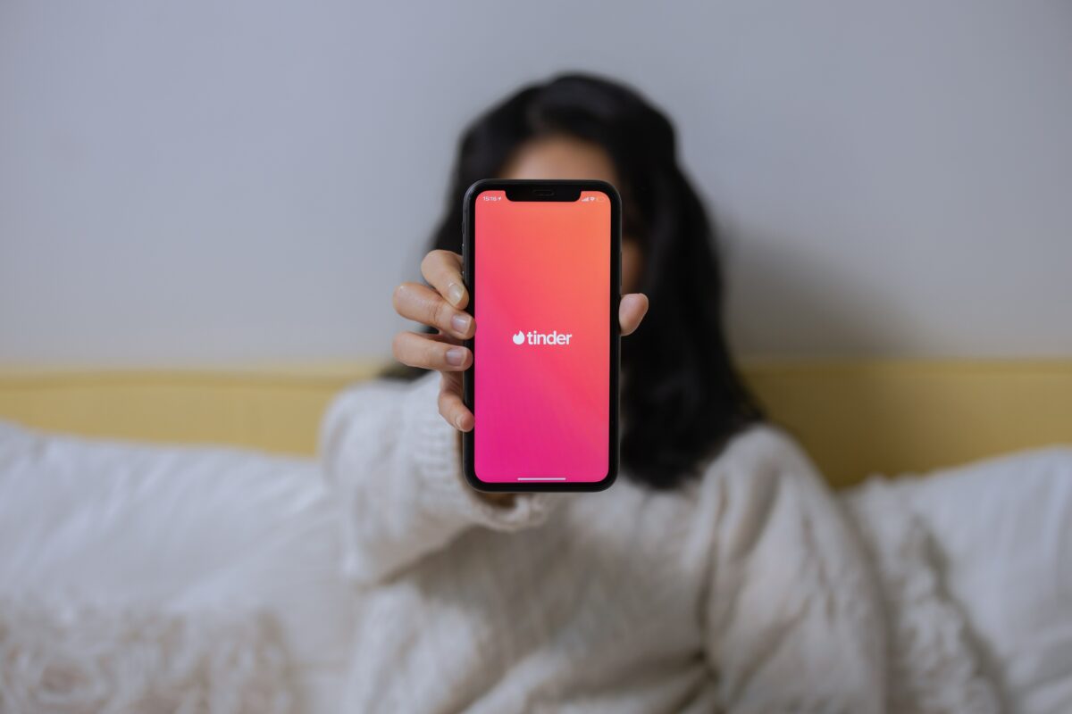 Atenţie, foloseşti Tinder? Lucrurile pe care nu ar trebui să le facă niciodată un bărbat. Sunt interzise