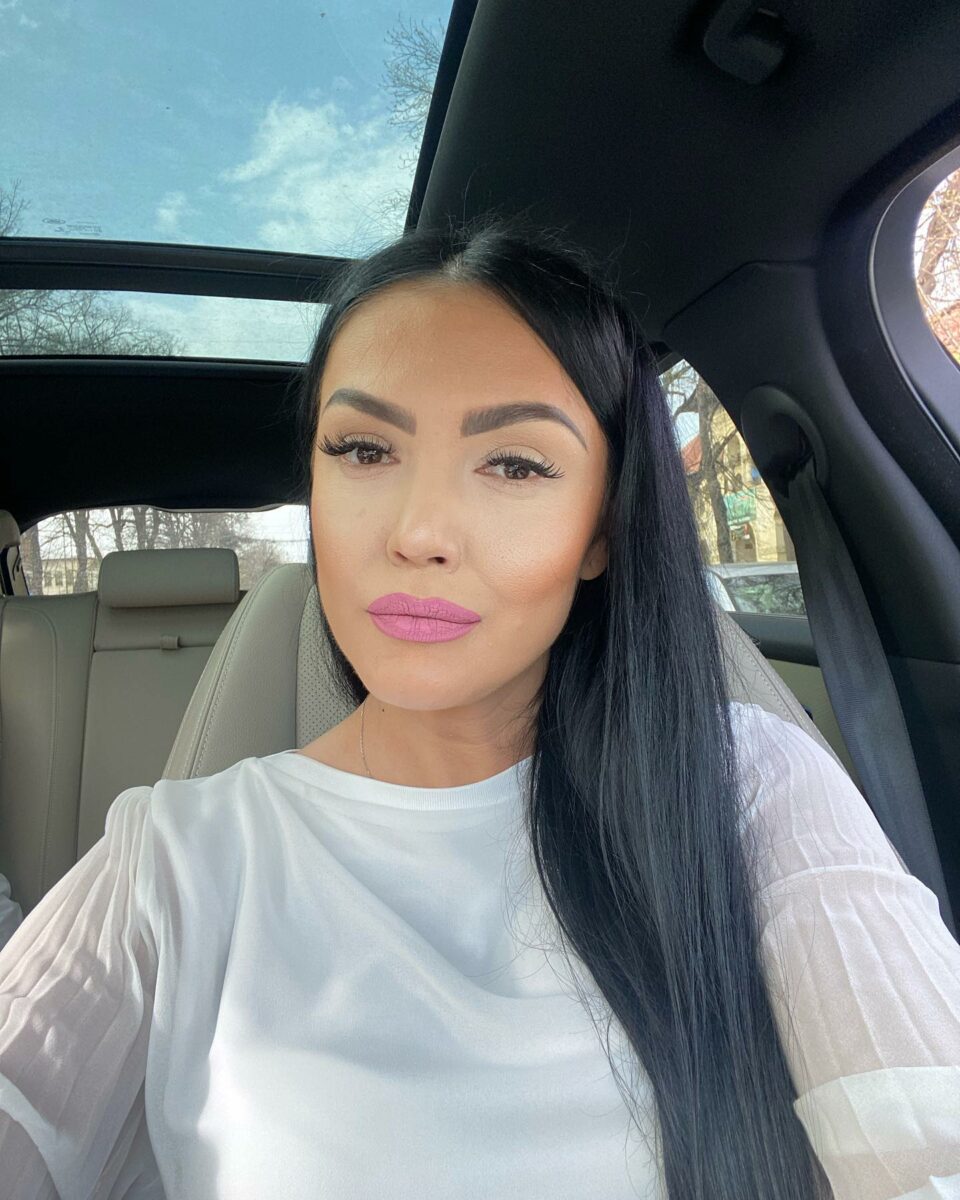 Imagine Stire Andreea Mantea și-a lipit buletinul de mașină! Motivul deciziei ciudate, a trebuit să plătească mulți bani | 2review.ro