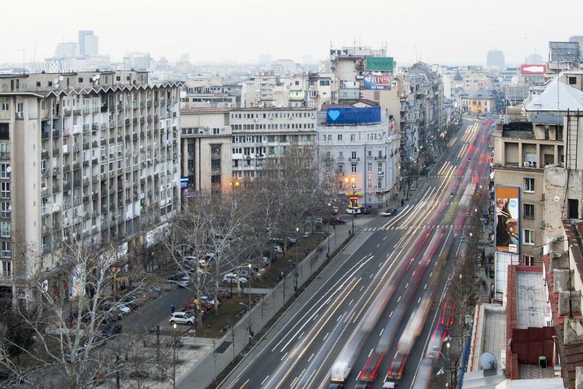 Gestul pe care îl face un cuplu din București, zilnic, de 20 de ani, la balcon. Mulți visează la o asemenea căsnicie!