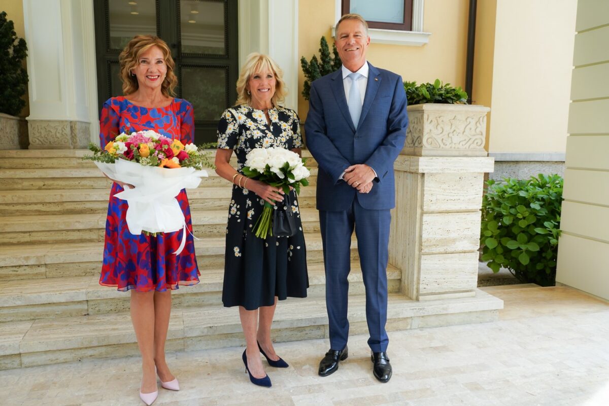 Carmen Iohannis, luată la „mişto” pentru ţinuta cu care s-a afişat la întâlnirea cu Jill Biden: „Cu moartea pre moarte călcând!”