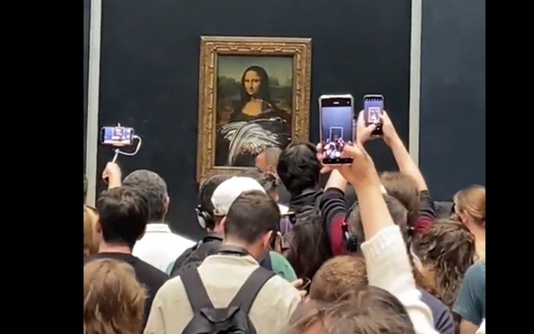 Un bărbat deghizat în femeie a aruncat cu o prăjitură în celebra pictură Mona Lisa. Imaginile au devenit virale