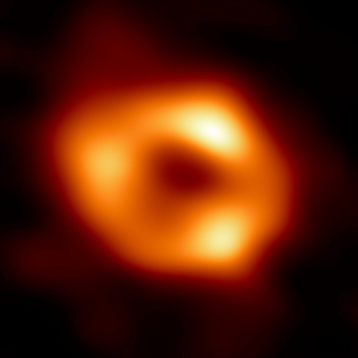 Incredibil! Prima fotografie cu Sagittarius A*, gaura neagră supermasivă din centrul galaxiei noastre