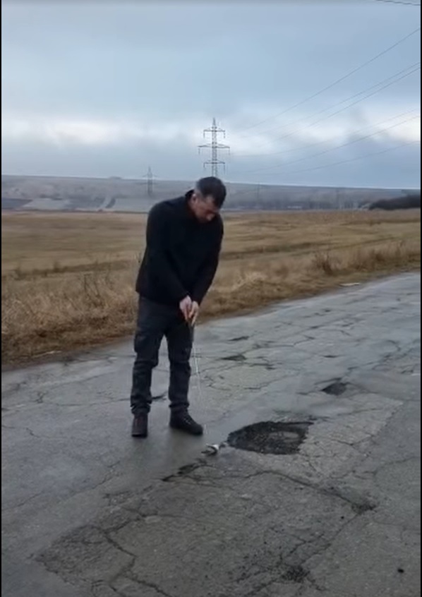 Protestatar jucând golf în gropile din Vaslui. Sursă foto: Facebook