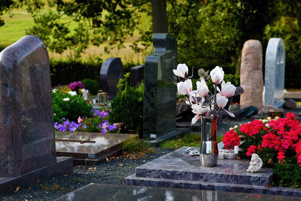 Ce nu ai voie să faci niciodată în cimitir? Este total interzis să luaţi ceva de jos, dacă vă scapă pe pământ
