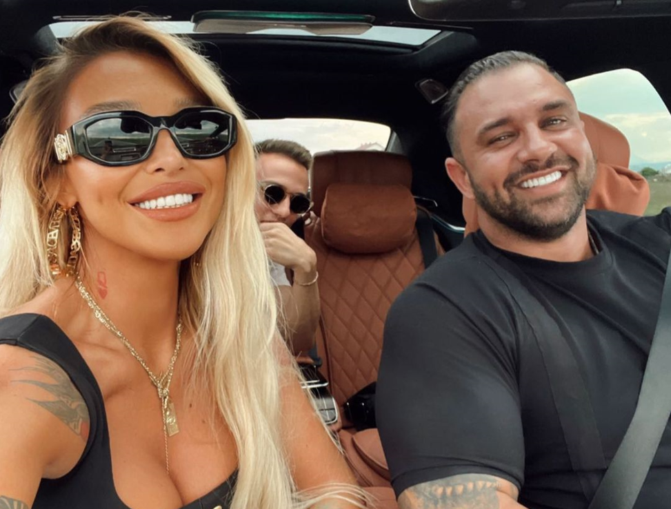 Imagine Stire Dragostea plutește în aer! Alex Bodi și Ema Uta au plecat într-o nouă vacanță | 2review.ro