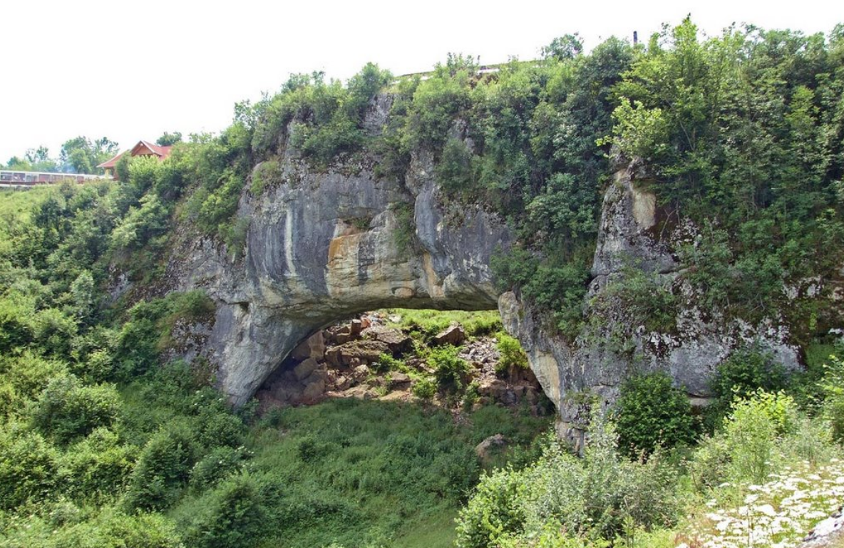 „Podul lui Dumnezeu” este în România. Cum ajungi la această minune a naturii