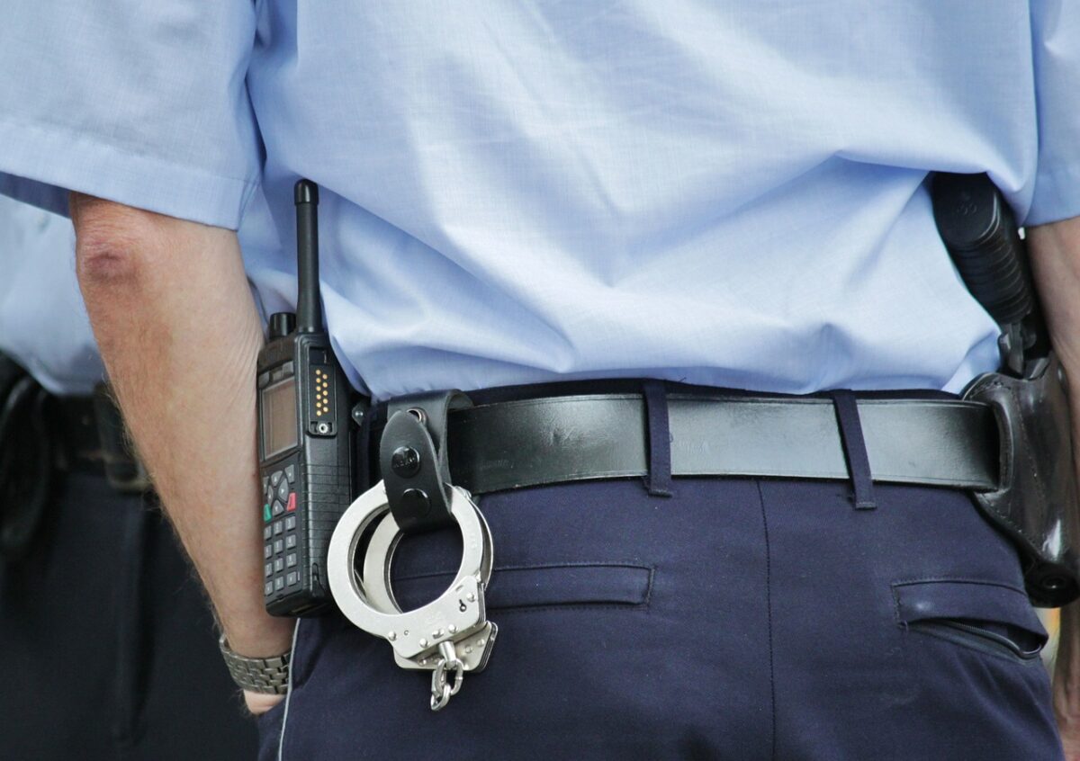 Polițist din Sibiu, prins furând dintr-un magazin. Gestul îl poate costa cariera