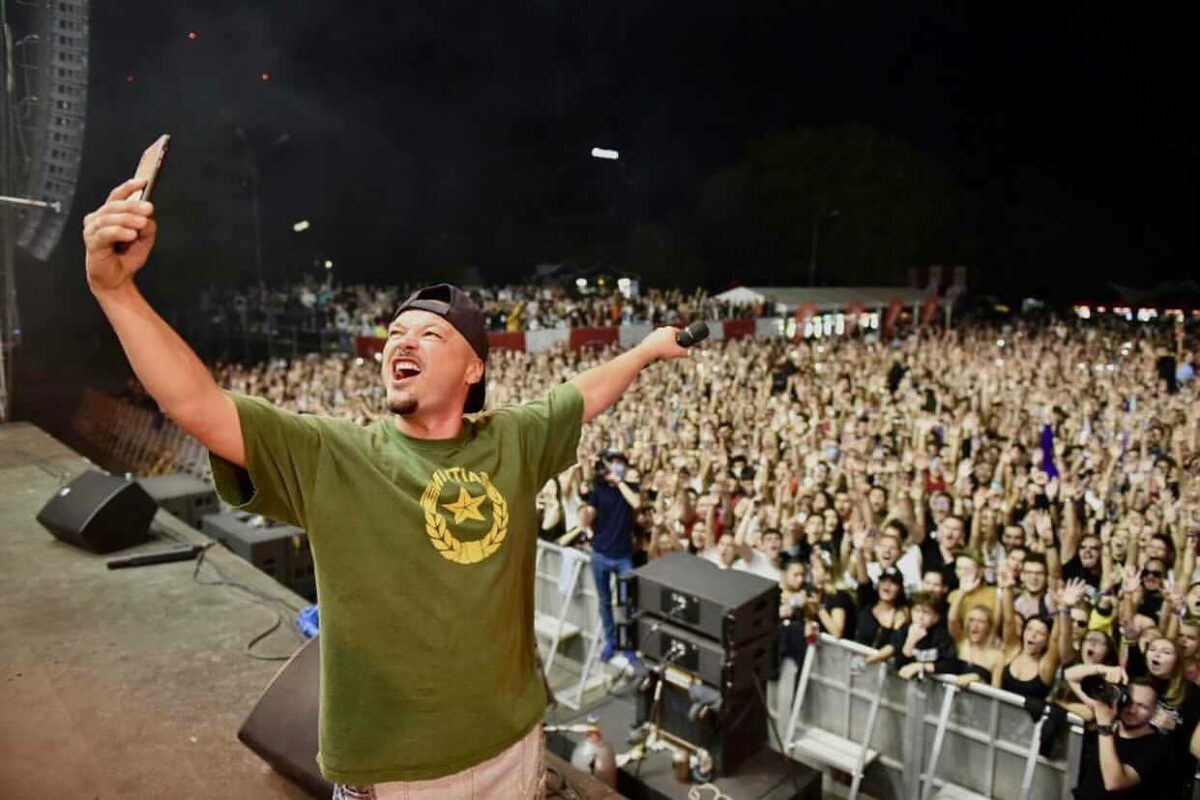 Imagine Stire Puya, acuzat că a urcat pe scenă în stare de ebrietate! Prestaţia artistului a fost aspru criticată | 2review.ro