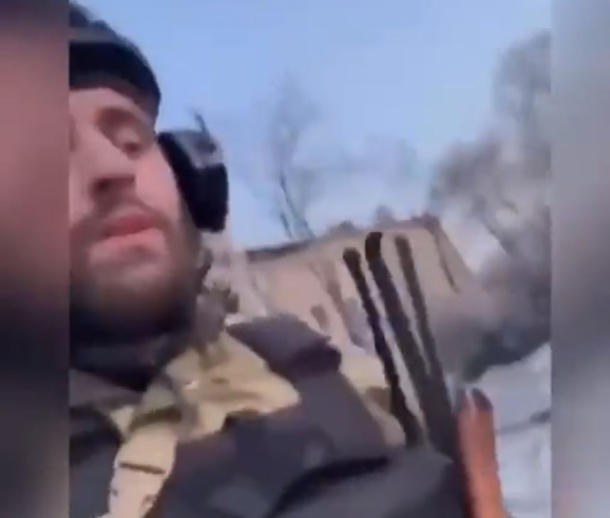 De-a râsu`- plânsu`! Un soldat rus a fost ucis chiar în timp ce era LIVE pe Tik-Tok şi se lăuda cu “vitejiile” lui din Ucraina