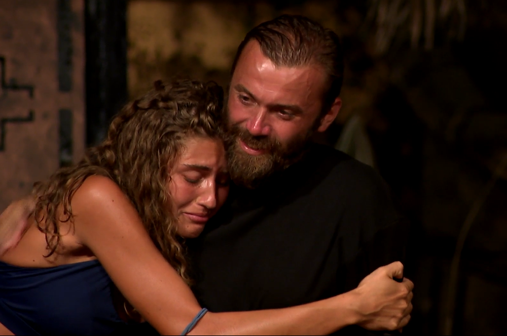 Imagine Stire Un nou cuplu la Survivor România 2022 de la Pro TV?! Ștefania Ștefan, surprinsă într-un moment de tandrețe cu Alex Nedelcu | 2review.ro