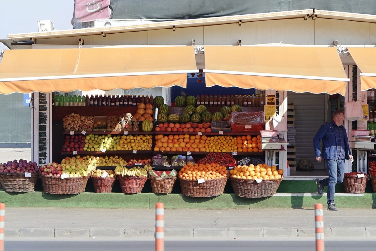 Un bărbat din Maramureș câștigă dintr-un litru cât alții într-o zi de muncă. Produsul său este la mare căutare