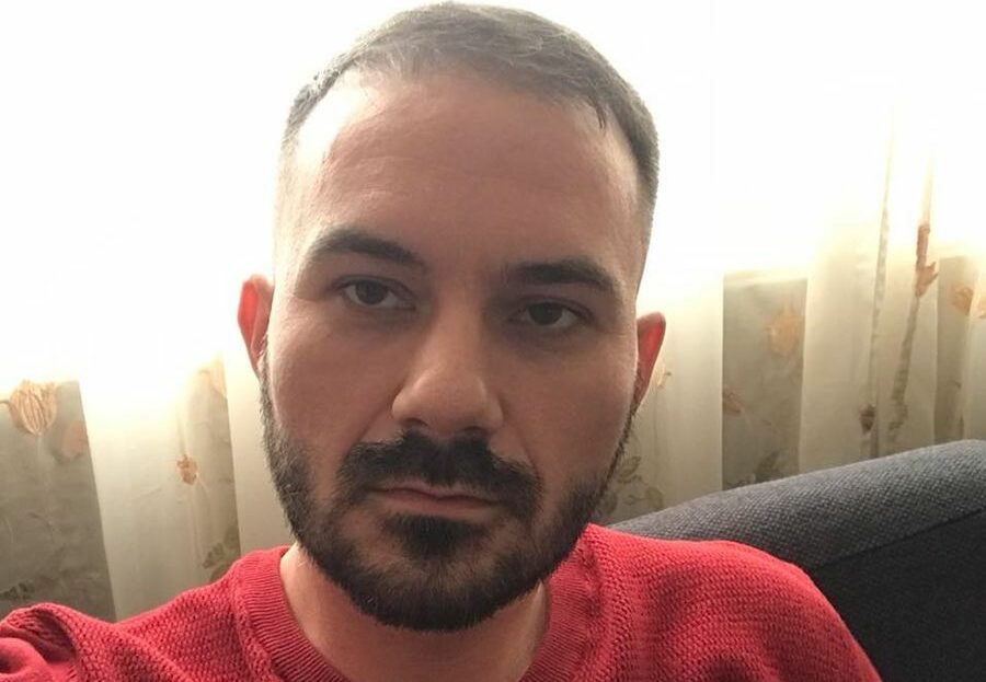 El este fostul șot al sinucigașei din Timișoara. Alex a venit în țară să-și înmormânteze copiii și soția