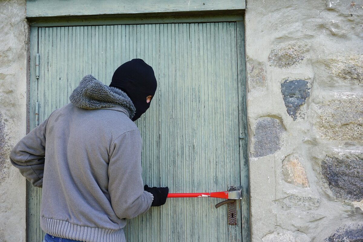 Primarul din Mehedinți, prăduit de hoți în toiul nopții. I-au spart casa, chiar dacă în locuință se aflau copiii minori