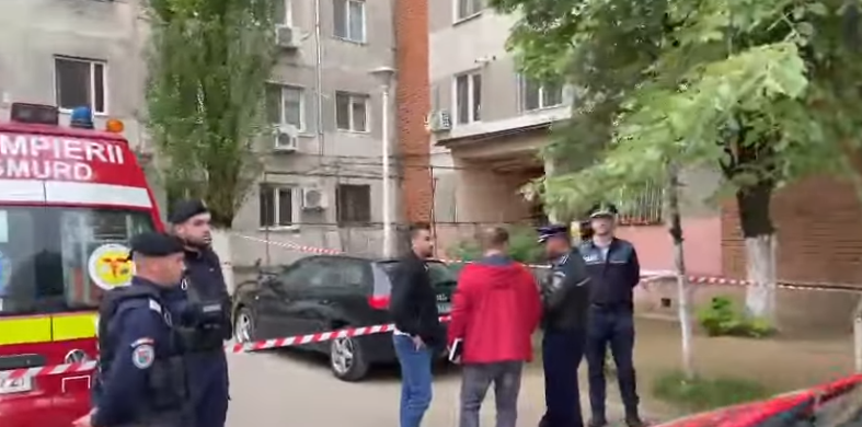 Tragedie cumplită! O mamă s-a aruncat de la etaj împreună cu cei doi copii de 3 și 6 ani. Ce au găsit anchetatorii în mașina femeii