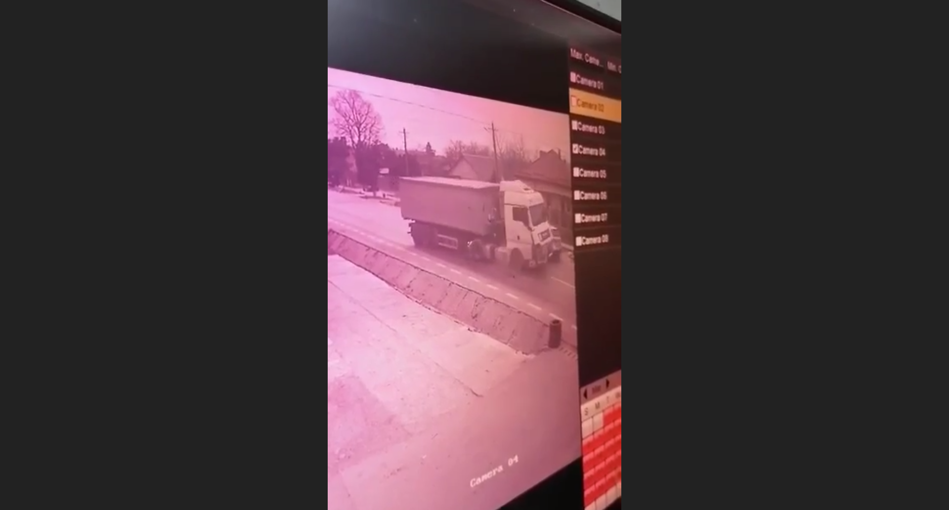 Imagini cu impactul dintre TIR și Mercedes. Sursă foto: captură de ecran Impact Total