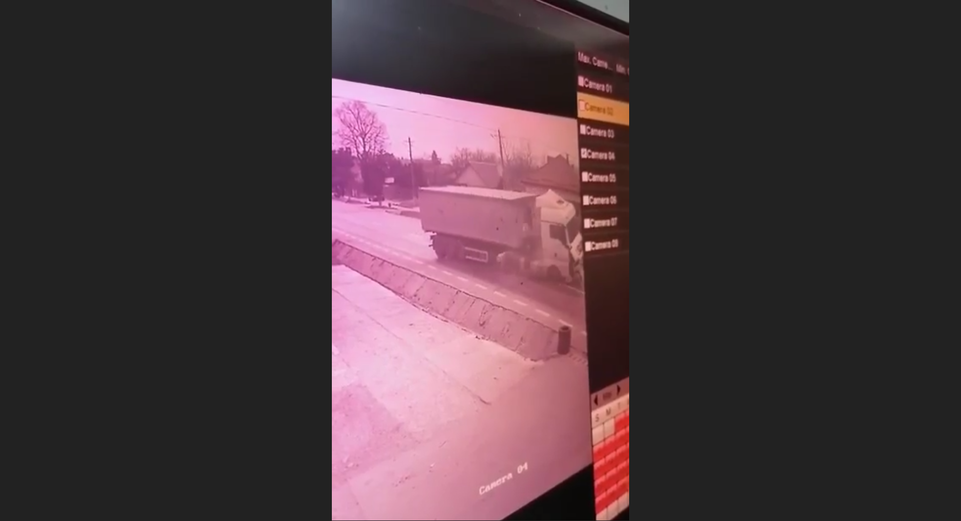 Imagini cu impactul dintre TIR și Mercedes. Sursă foto: captură de ecran Impact Total