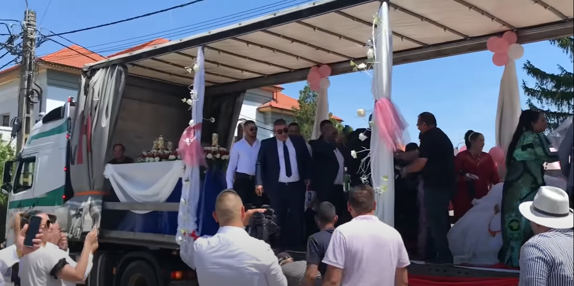 Imagine Stire VIDEO | Nuntă inedită în Strehaia! Mirii și nuntașii au venit la biserică cu… tirul. S-au distrat, dar au primit și amenzi usturătoare | 2review.ro