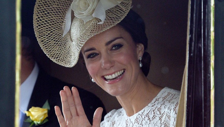 Imagine Stire Kate Middleton a lansat o nouă modă printre femeile din Europa. Ce sunt unghiile de sticlă, „ultimul răcnet” în 2023 | 2review.ro