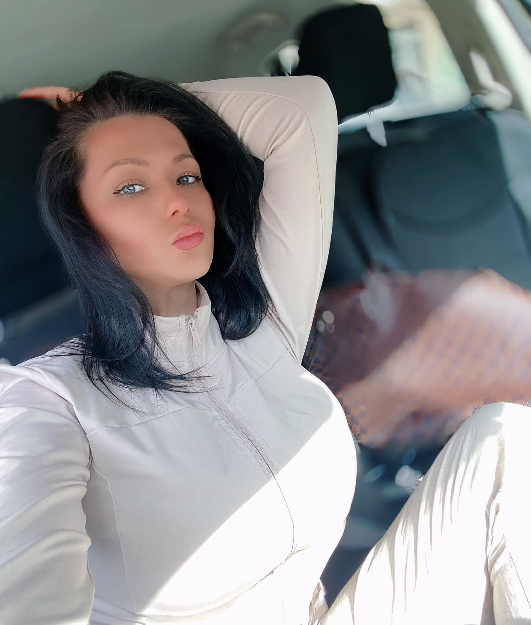 Simona Suhoi s-a trezit cu anvelopele mașinii înțepate (Foto: Facebook)