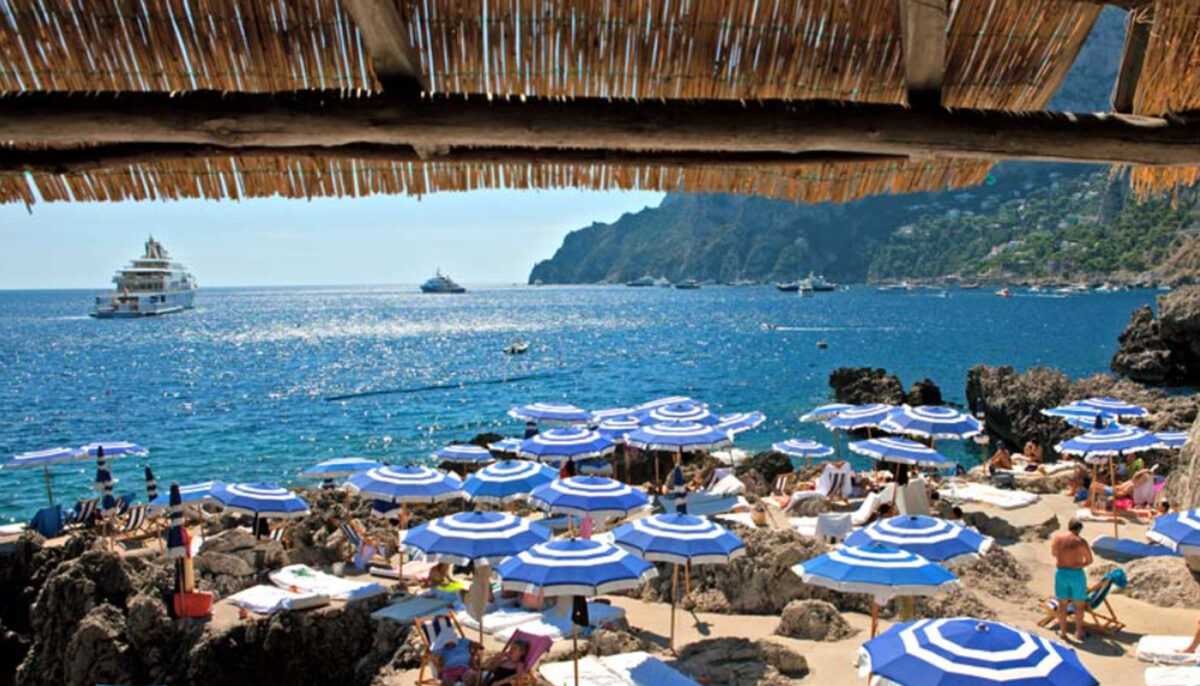 Imagine Stire Credeați că în Mamaia e scump?! Câți euro costă un șezlong pe o plajă din Capri, supranumită „insula milionarilor” | 2review.ro