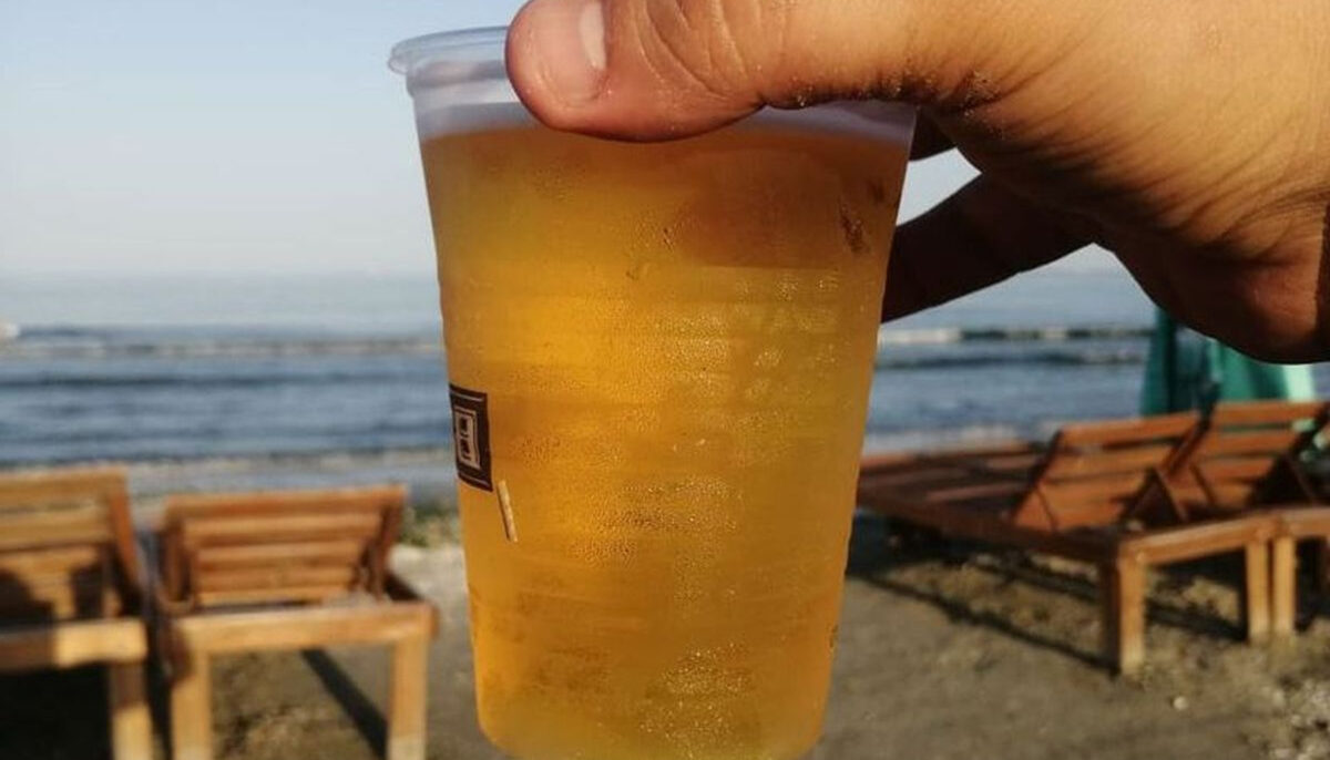 Mai scump ca în Mamaia! Cât costă o bere la draft pe plaja 3 Papuci din Constanța. O simplă cafea e 21 de lei!