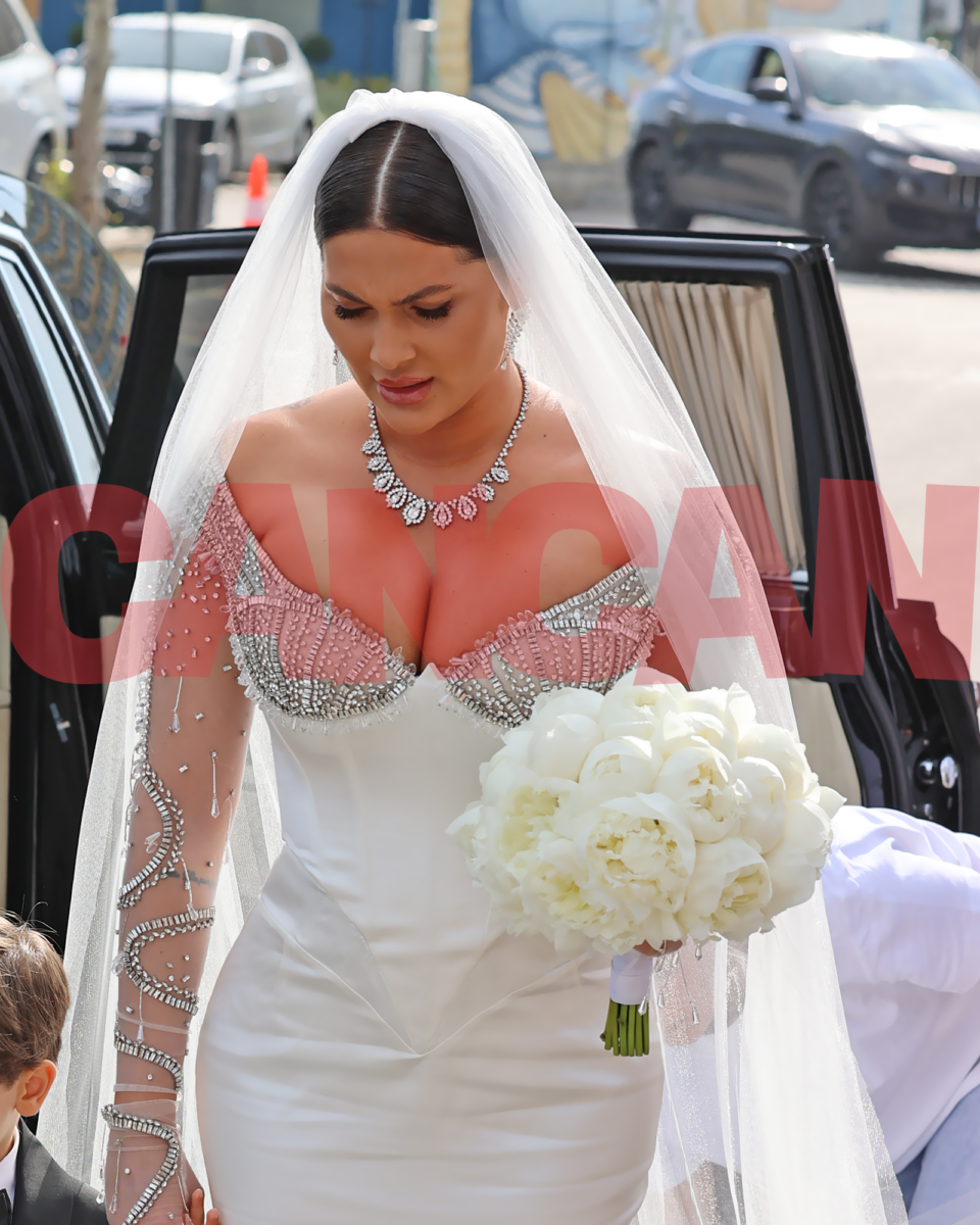 Imagine Stire A pus din nou la gât colierul de peste 100.000 de euro! Roxana Dobre, detalii în premieră despre rochia specială și bijuteria unicat, purtate la nuntă | 2review.ro