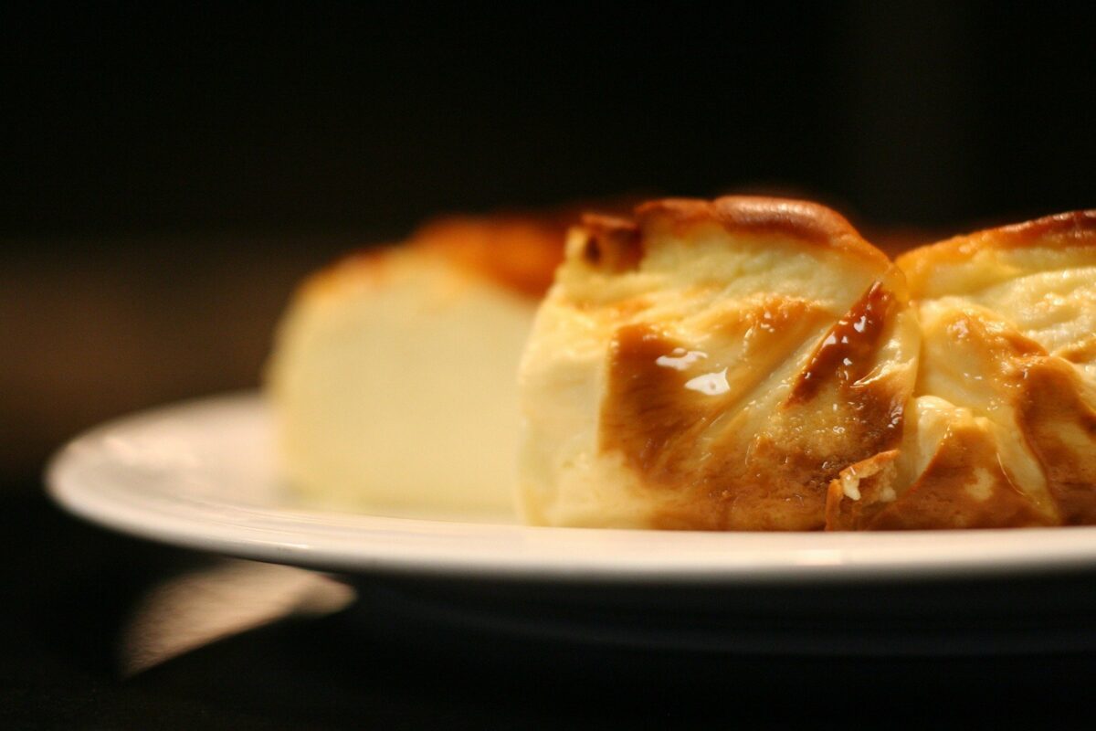 Prăjitura „Bătută cu brânză”. Numele bizar ţi se pare respingător? Mai gândeşte-te o dată
