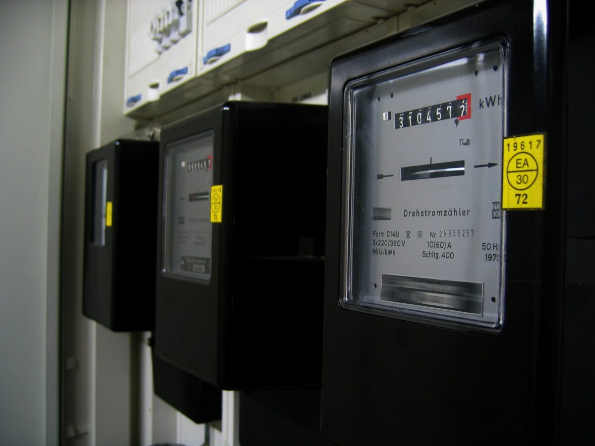 ANRE scoate la iveală tentativele furnizorilor de energie electrică de a obține bani de la stat